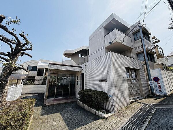植栽があり上品な外観です。