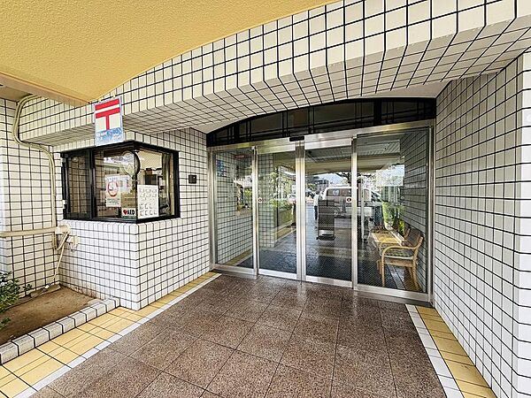 エントランスには管理人室がございます♪