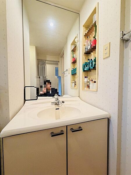 洗面台横には小物収納トリネン庫がございます♪