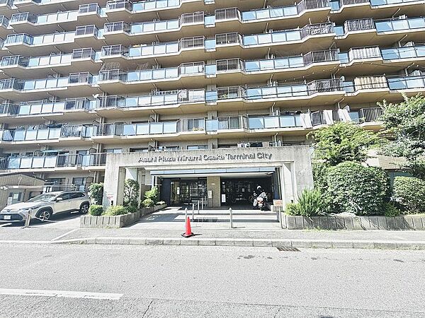 植栽があり上品な外観です。