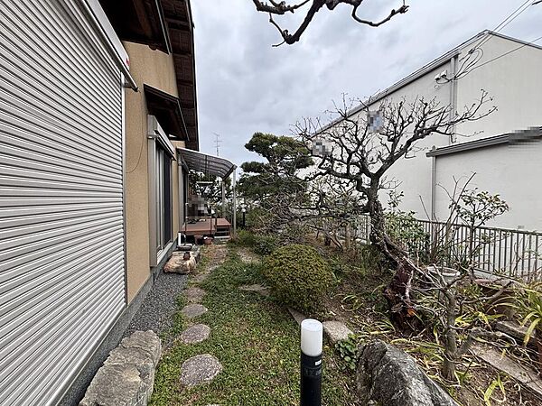 南側お庭には四季を感じる樹木がございます。