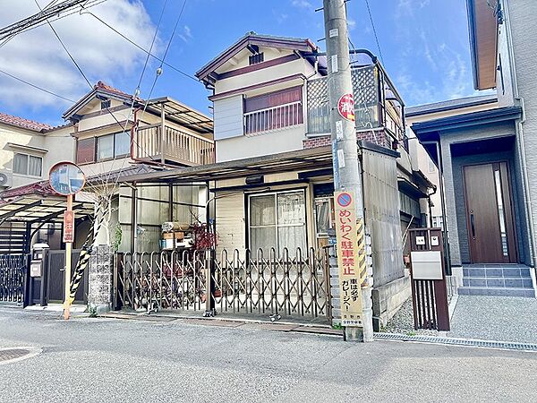 閑静な住宅街に佇む一戸建て。住まいの可能性を広げる、リノベーション向きの物件です。日当たり良好な立地で、新しい暮らしを始めてみませんか。