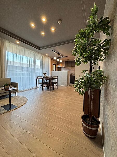 約13.6帖のLDKです。リビングには床暖房付ですので、足元を温かくしてお寛ぎいただけます。