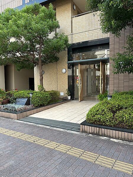 南側のマンションの入口です。