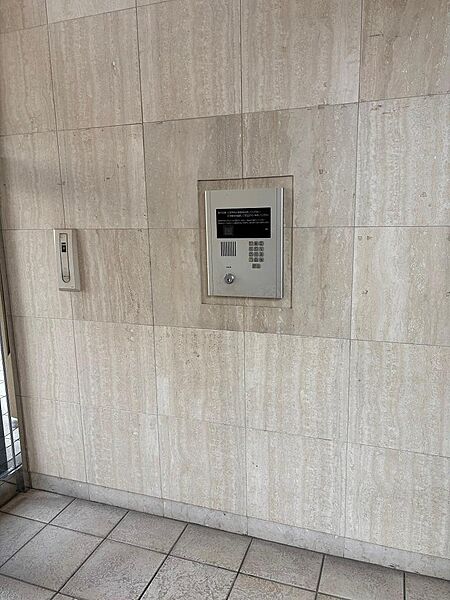 来訪者を確認出来る、TVモニター付オートロックです。