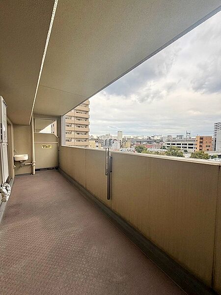 開放感のあるバルコニーで、外の景色を楽しめます。洗濯物干しやガーデニングにも活用できそうです。