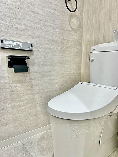 清潔感のあるトイレは、日々の暮らしを快適にします。落ち着いた色合いの壁紙が、リラックスできる空間を演出します。