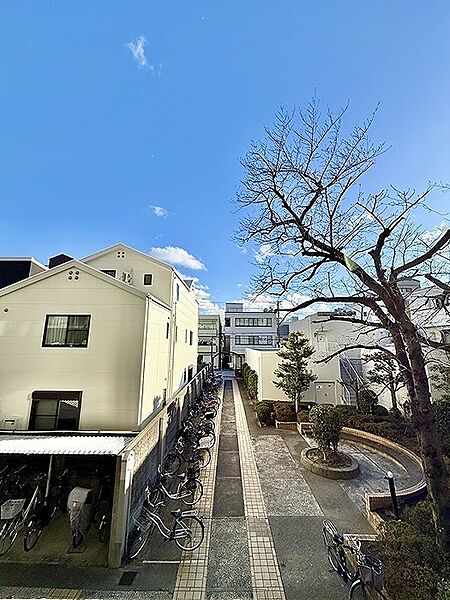 見晴らしの良いバルコニーから、開放感のある空と周辺の街並みを一望できます。穏やかな日差しが差し込む、心地よい空間です。