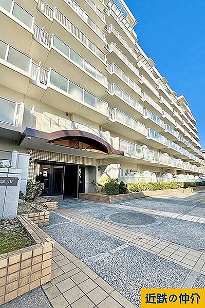 開放感のあるエントランスは、住まう方々を心地よく迎え入れます。日当たり良好なバルコニーが続く外観も魅力です。