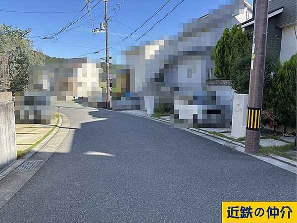 北側前面道路、幅員約6mです。