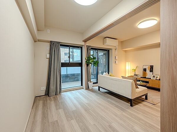 明るい光が差し込む窓のある居室は、多様なレイアウトが可能です。フローリングでお掃除もスムーズ。開放感のある空間で、新たな暮らしを始めてみませんか。