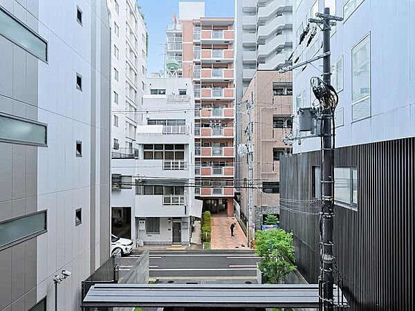 都会的な景観が広がる立地。街並みと空のコントラストが、都市生活の魅力を際立たせます。