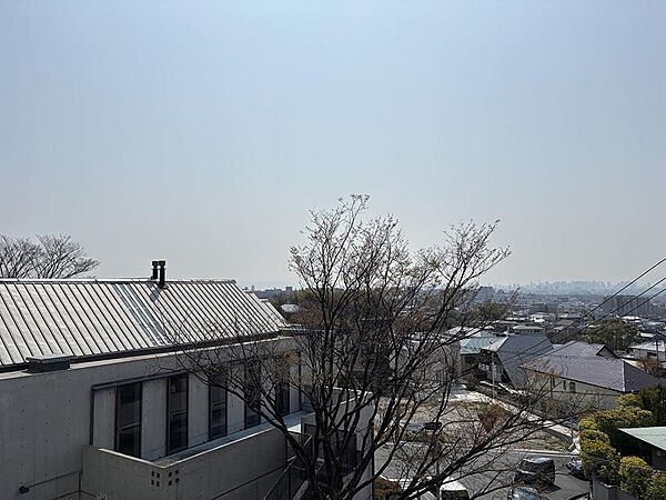 高台立地・南東側が低層住宅エリアのため眺望がこのように抜けます。