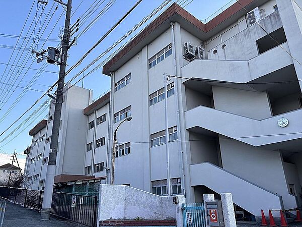 豊中市立第十一中学校まで738m