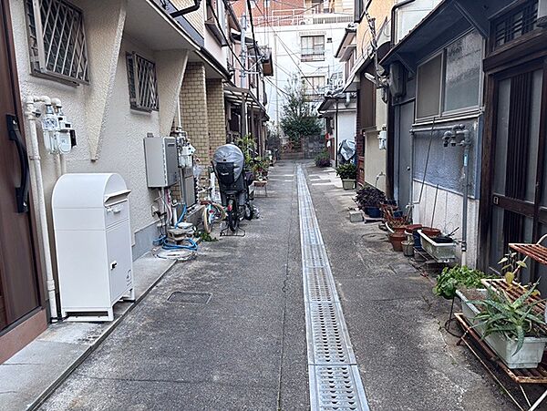 趣のある路地に面した、落ち着いた住環境です。住宅が立ち並ぶエリアで、閑静な暮らしを求める方におすすめ。