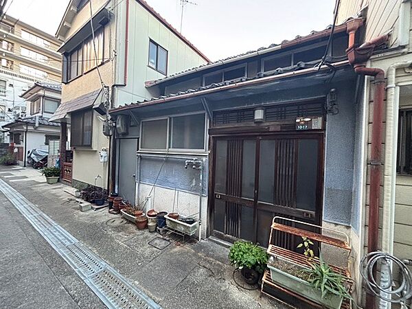 現地外観写真です。南向き道路に面しております。