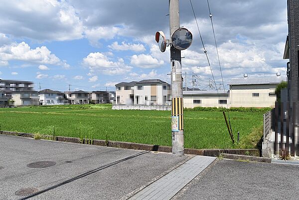 青空が広がる開放的な立地。周辺は閑静な住宅街で、穏やかな暮らしが期待できます。