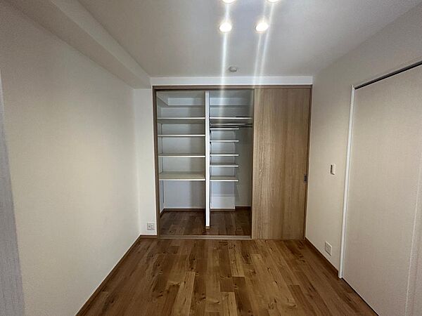 照明をつけなくても自然光で明るいお部屋。優しいお色のフローリングで落ち着きのある空間。