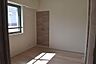 その他：室内リビング横の洋室です。この部屋にも窓があります♪