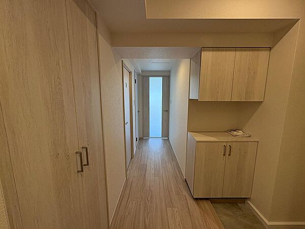 廊下写真全体的に白を基調とした明るいお部屋です。
