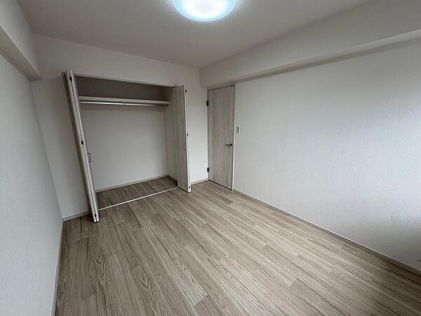 洋室約6帖洋室2部屋にはウインドエアコン付きです。