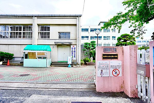 高槻市立赤大路小学校（902m）