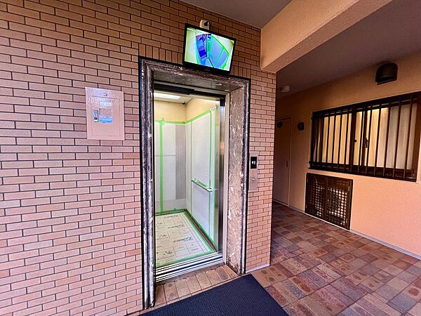 マンション内エレベーターです！モニターがついており、防犯面も安心です！