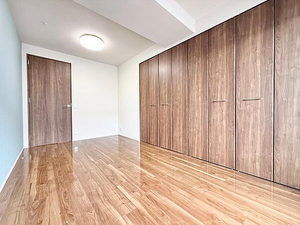 家具配置もしやすい使いやすい洋室空間です。