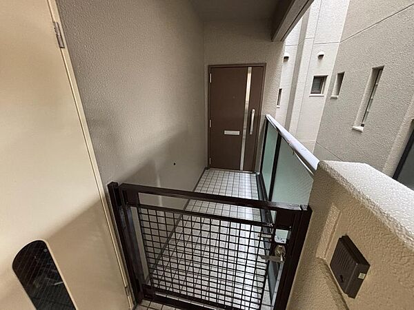 玄関には専用ポーチがあります