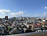 その他：青空が広がる開放的な眺望。遠くの山並みまで見渡せ、日々の暮らしに広がりを感じさせます。都会の喧騒から離れた、穏やかな時間を過ごせる住まいです。