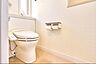 トイレ：清潔感のある1階トイレは、温水洗浄便座付き。小窓があり、換気も可能です。日々の暮らしを快適にする空間です。
