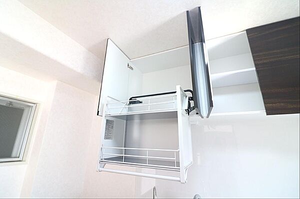 昇降式収納で、調理器具や食器の出し入れもスムーズ。機能的なキッチンで、毎日のお料理を快適にサポートします。