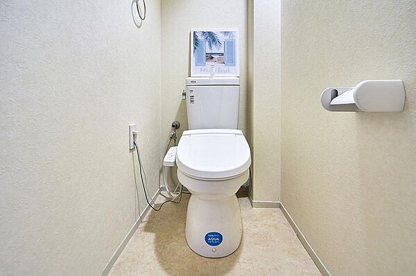 ・2017年交換済・清潔感あふれるトイレは、日々の暮らしを快適に。温水洗浄便座付きで、機能性にも配慮しています。