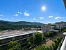 その他：青空と緑豊かな山々が広がる開放的な眺望。日差しが降り注ぐバルコニーで、穏やかなひとときを。