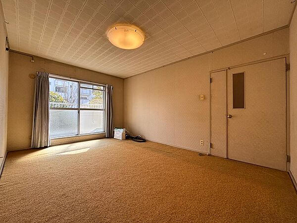 約9帖洋室部分！南東バルコニーへと出入り可能です！南東側のため、陽当たり・通風良好！