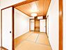 その他：収納も備わった和室。落ち着いた空間でくつろぎのひとときをお過ごしいただけます。
