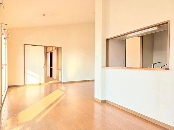 ・南東向きの窓から、陽光ふりそそぐリビングは約18帖　・木目調のフローリングと白壁で統一され、開放感のある空間です。対面キッチンからリビングを見渡せるので、家族との会話も弾みます。