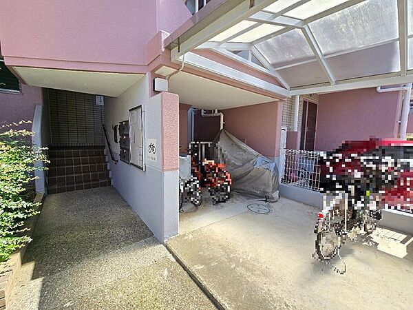 明るい日差しが差し込む、集合住宅のエントランス。棟別に配置されている屋根付きの駐輪スペースで、雨の日も安心です。