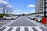 その他：広々とした駐車場で、お車の出し入れもスムーズです。お住まいと一体となった駐車スペースが、日々の暮らしにゆとりをもたらします。