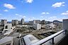 その他：街並みを一望できる開放的な眺望。晴れた日には青空が広がり、遠くの山々まで見渡せます。日々の暮らしに癒やしと潤いをもたらす景色をご堪能ください。