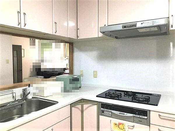 調理スペースが確保されたシステムキッチン。シンクとコンロの間にはゆとりがあり、スムーズに料理を楽しめます。