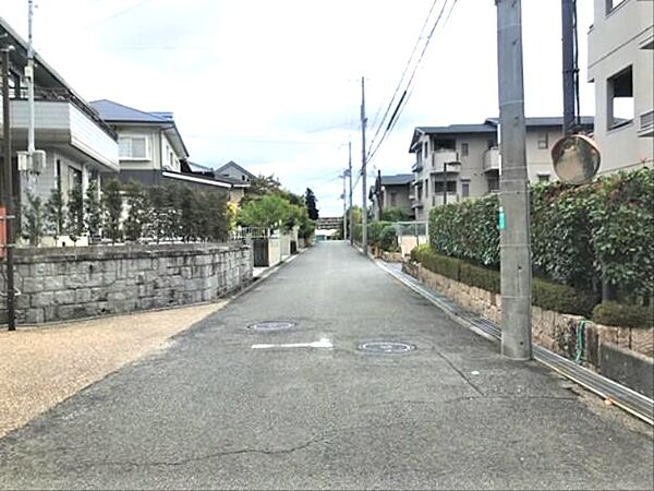 緑豊かな生垣が続く閑静な住宅街。穏やかな住環境で、新たな暮らしを始めてみませんか。前面道路も広く、車の出し入れもスムーズです。