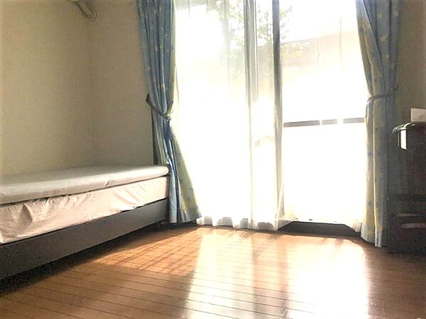 陽光が差し込む明るいお部屋は、お子様の成長を見守る子供部屋にも、穏やかな時間を過ごす書斎にも適しています。