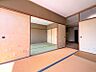 その他：襖で仕切られた和室。畳の香りに包まれて、ゆったりと過ごす時間を。