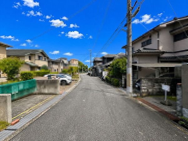 青い空が広がる開放的な街並み。落ち着いた環境で、新しい暮らしを始めてみませんか。