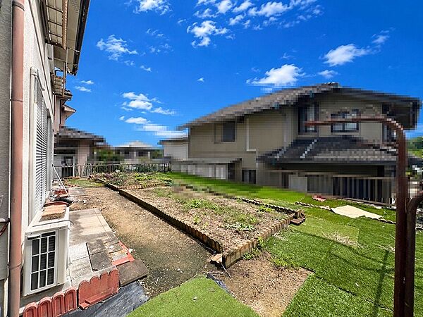 広々とした庭付き物件。ガーデニングや家庭菜園も楽しめる空間です。晴れた日には、青空の下でのびのびと過ごせます。