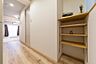 玄関：現地（2026年6月）撮影玄関横の収納小物や観葉植物のレイアウトも可能です。