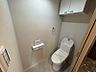 トイレ：上部に収納があり、すっきりとした空間を保てるトイレです。清潔感のある内装で、毎日快適にお使いいただけます。