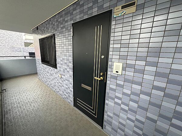 ダークカラーとドアにゴールドのラインが施されており、高級感とモダンさが融合したデザインです！