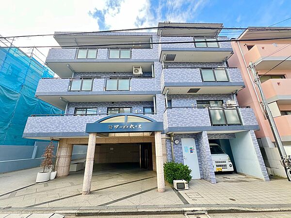 建物の高さとバランスがとても良く、周囲の建物とも調和しています♪